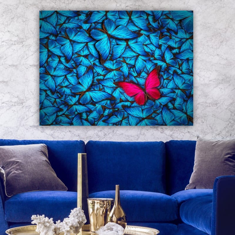 Canvas taulu 70x100 cm - Sinisten perhosten kokoelma, jonka keskellä on näkyvä vaaleanpunainen perhonen - Sininen / Vaaleanpunainen - Sisustustuotteet - Taulu & taide - Canvas-taulu