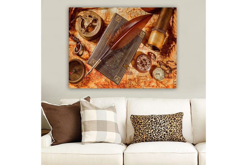 Canvas taulu 70x100 cm - Still-kuva antiikkisista navigointityökaluista ja sulkakynästä vanhalla kartalla - Tummanruskea / Kulta / Oranssi - Sisustustuotteet - Taulu & taide - Canvas-taulu