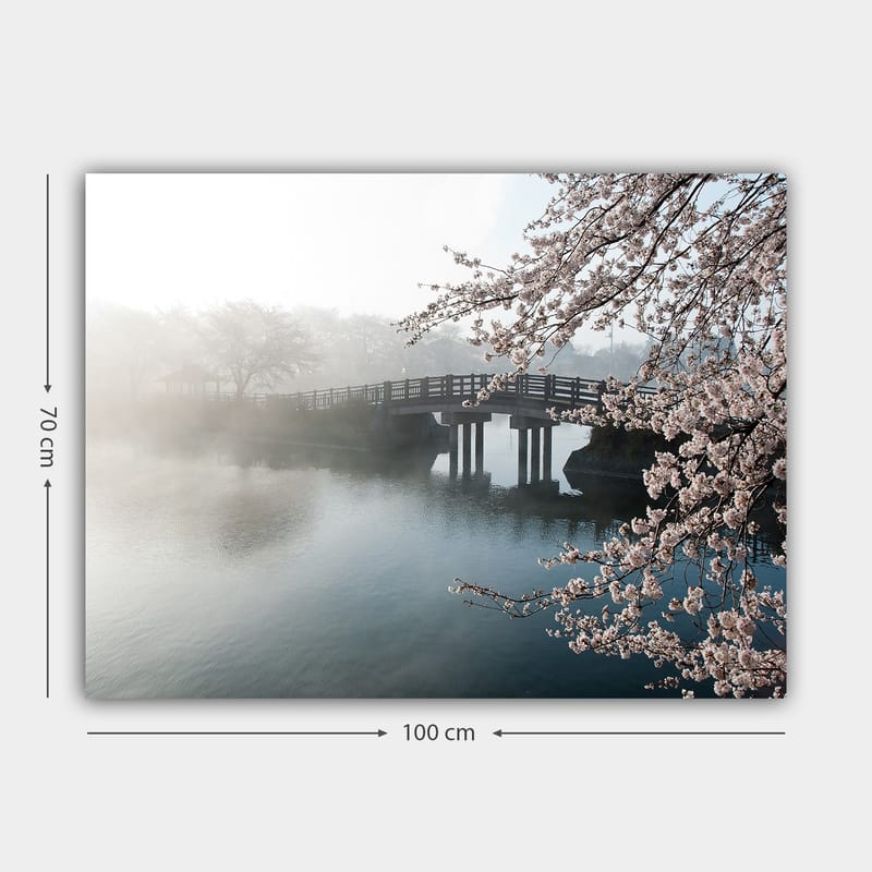 Canvas taulu 70x100 cm - Sumuinen maisema ja silta tyynen järven yli kukkivien kirsikkapuiden ympäröimänä - Vaaleanpunainen / Sininen / Harmaa - Sisustustuotteet - Taulu & taide - Canvas-taulu