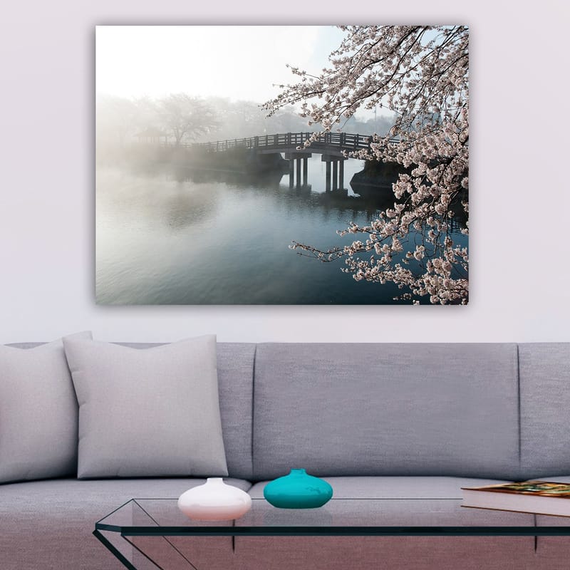 Canvas taulu 70x100 cm - Sumuinen maisema ja silta tyynen järven yli kukkivien kirsikkapuiden ympäröimänä - Vaaleanpunainen / Sininen / Harmaa - Sisustustuotteet - Taulu & taide - Canvas-taulu
