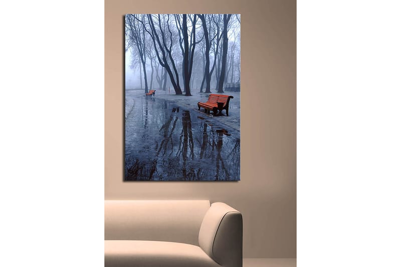 Canvas taulu 70x100 cm - Sumuinen puisto, jossa kaksi oranssia penkkiä kylmien, paljaiden puiden ympäröimänä - Oranssi / Sininen / Harmaa - Sisustustuotteet - Taulu & taide - Canvas-taulu