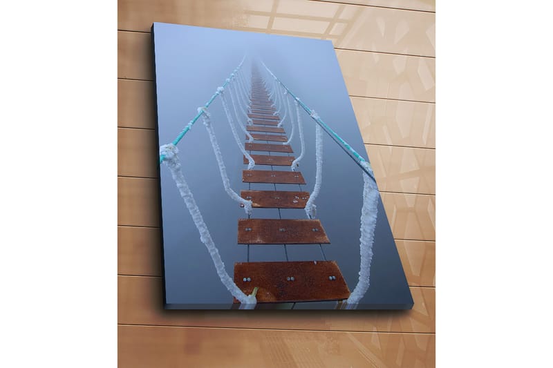 Canvas taulu 70x100 cm - Sumun läpi kurottava riippusilta luo salaperäisen ja etäisen tunnelman - Tummanruskea / Valkoinen / Vaaleansininen - Sisustustuotteet - Taulu & taide - Canvas-taulu