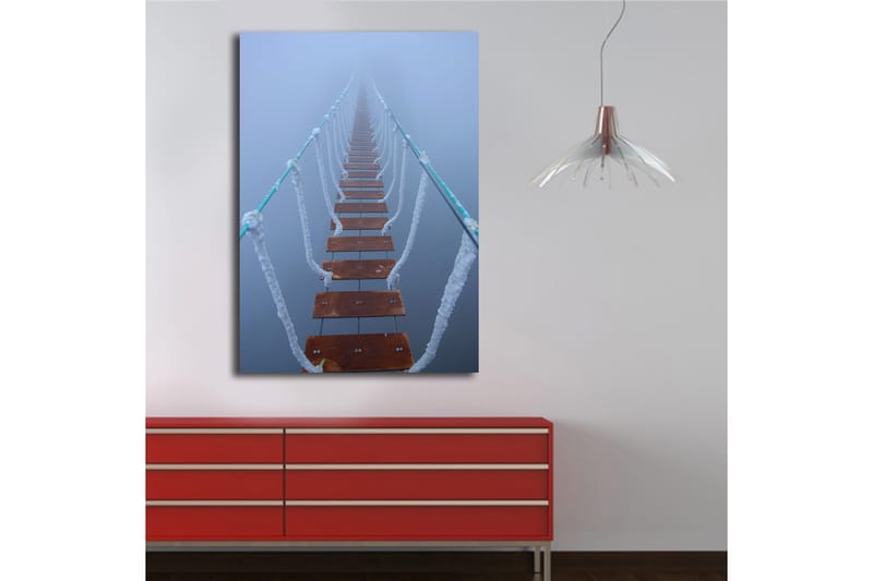 Canvas taulu 70x100 cm - Sumun läpi kurottava riippusilta luo salaperäisen ja etäisen tunnelman - Tummanruskea / Valkoinen / Vaaleansininen - Sisustustuotteet - Taulu & taide - Canvas-taulu