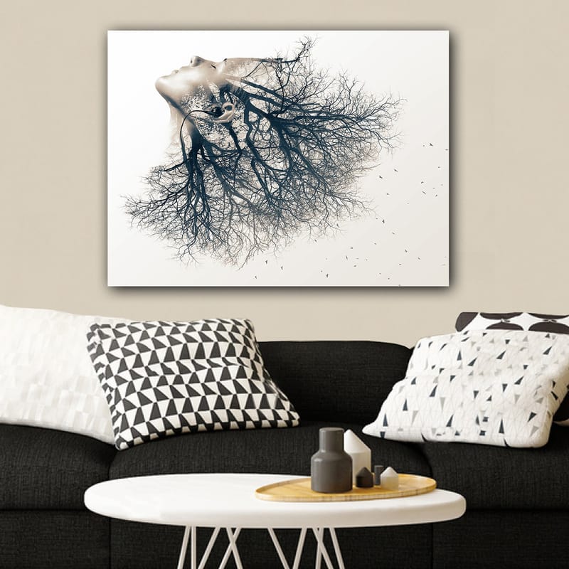 Canvas taulu 70x100 cm - Surrealistinen kuvaus naisesta, jonka kasvot sulautuvat puuhun symboloiden syvää yhteyttä ihmisen ja luonnon välillä - Musta / Valkoinen - Sisustustuotteet - Taulu & taide - Canvas-taulu