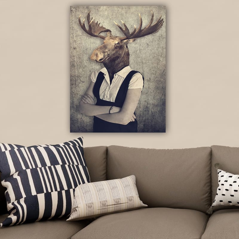 Canvas taulu 70x100 cm - Surrealistinen sommitelma, jossa on hirvenpään muotoinen henkilö valkoisessa paidassa ja mustissa haalareissa - Ruskea / Valkoinen / Musta - Sisustustuotteet - Taulu & taide - Canvas-taulu