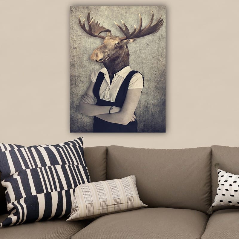 Canvas taulu 70x100 cm - Surrealistinen sommitelma, jossa on hirvenpään muotoinen henkilö valkoisessa paidassa ja mustissa haalareissa - Ruskea / Valkoinen / Musta - Sisustustuotteet - Taulu & taide - Canvas-taulu