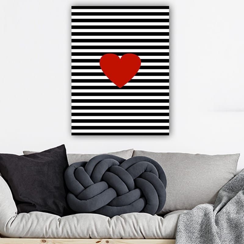 Canvas taulu 70x100 cm - Suuri punainen sydän mustavalkoisilla raidoilla taustalla - Punainen / Musta / Valkoinen - Sisustustuotteet - Taulu & taide - Canvas-taulu