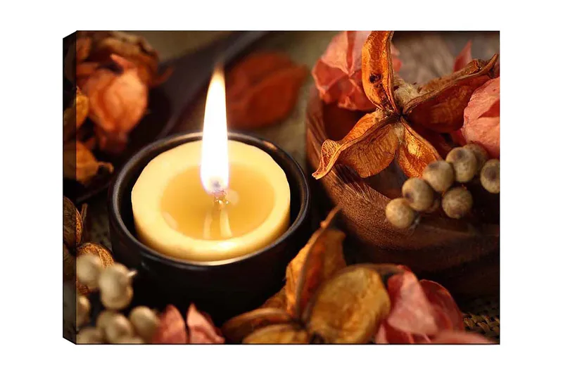 Canvas taulu 70x100 cm - Sytytetty kynttilälyhty, jota ympäröivät kuivat kukat ja siemenet, Keltainen / Oranssi / Ruskea