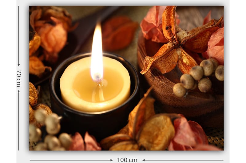 Canvas taulu 70x100 cm - Sytytetty kynttilälyhty, jota ympäröivät kuivat kukat ja siemenet - Keltainen / Oranssi / Ruskea - Sisustustuotteet - Taulu & taide - Canvas-taulu