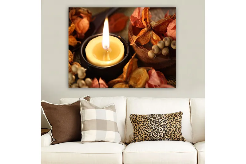 Canvas taulu 70x100 cm - Sytytetty kynttilälyhty, jota ympäröivät kuivat kukat ja siemenet - Keltainen / Oranssi / Ruskea - Sisustustuotteet - Taulu & taide - Canvas-taulu