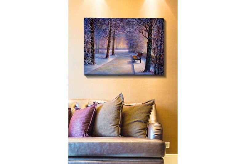 Canvas taulu 70x100 cm - Talvikävely lumipeitteisten puiden ja yksinäisen penkin keskellä polkua, Sininen / Valkoinen / Harmaa