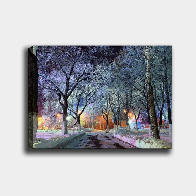 Canvas taulu 70x100 cm - Talvimaisema lumipeitteisillä puilla ja valaistulla tiellä, joka luo maagisen tunnelman - Sininen / Valkoinen / Oranssi - Sisustustuotteet - Taulu & taide - Canvas-taulu