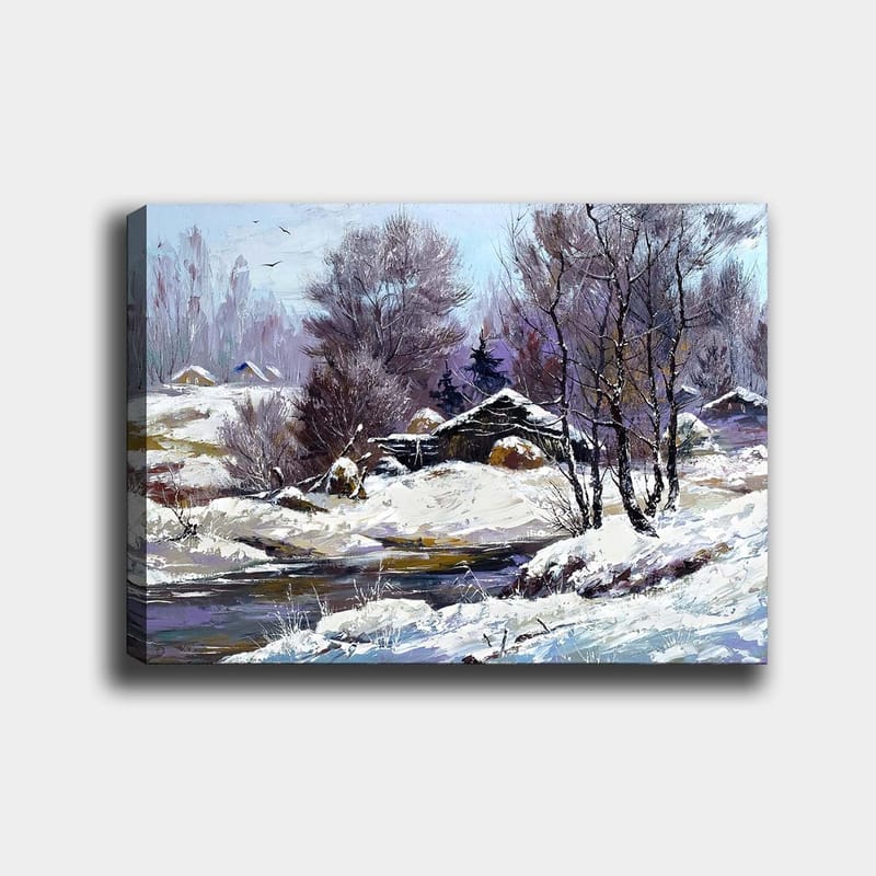 Canvas taulu 70x100 cm - Talvimaisema lumipeitteisillä puilla ja vanhalla mökillä hiljaisen puron rannalla, Valkoinen / Vaaleansininen / Tummanvioletti