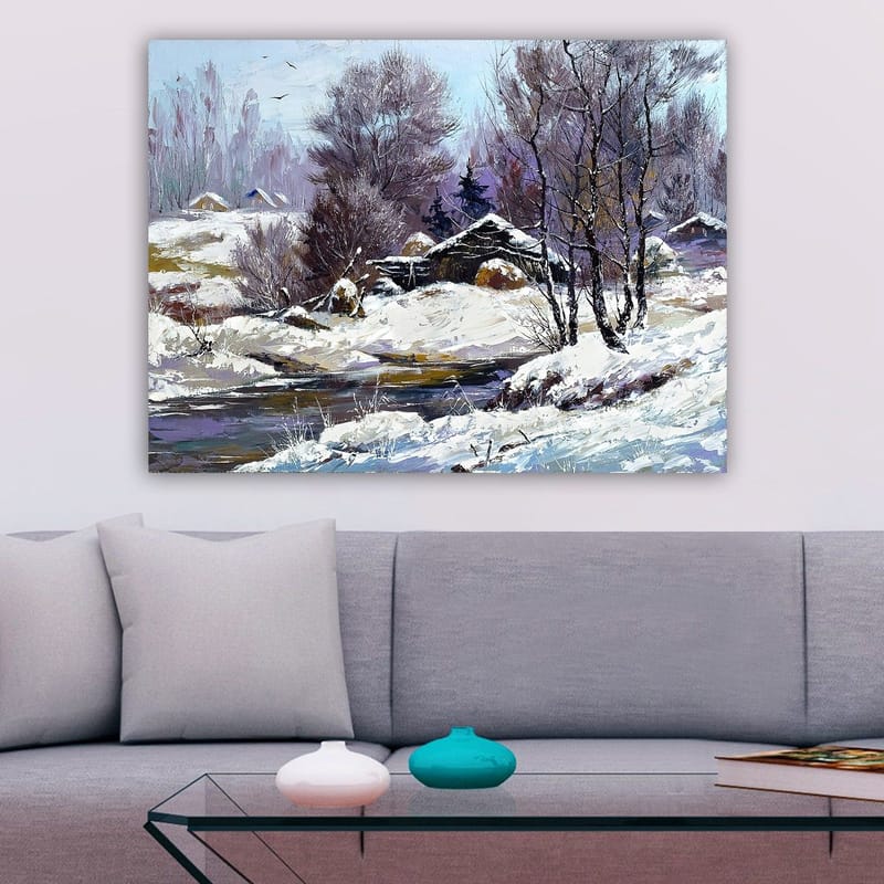 Canvas taulu 70x100 cm - Talvimaisema lumipeitteisillä puilla ja vanhalla mökillä hiljaisen puron rannalla - Valkoinen / Vaaleansininen / Tummanvioletti - Sisustustuotteet - Taulu & taide - Canvas-taulu