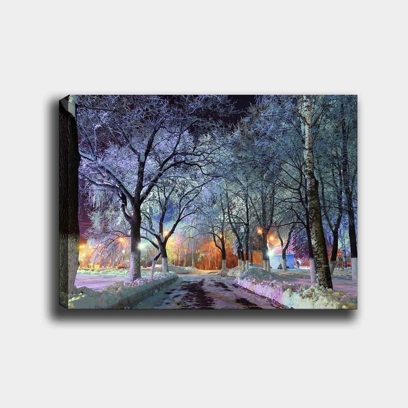 Canvas taulu 70x100 cm - Talvimaisema lumipeitteisillä puilla ja valaistulla tiellä, joka luo maagisen tunnelman - Sininen / Valkoinen / Oranssi - Sisustustuotteet - Taulu & taide - Canvas-taulu