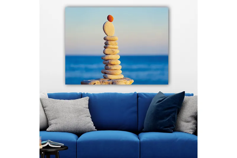 Canvas taulu 70x100 cm - Tasapainoinen kivipino, jonka päällä on punainen kivi - Vaaleanharmaa / Beige / Punainen - Sisustustuotteet - Taulu & taide - Canvas-taulu