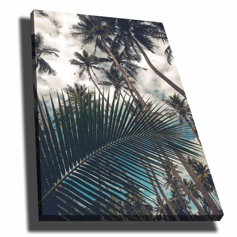 Canvas taulu 70x100 cm - Trooppinen palmulehto, jonka etualalla on suuri palmunlehti, Tummanvihreä / Vaaleanvihreä / Sininen