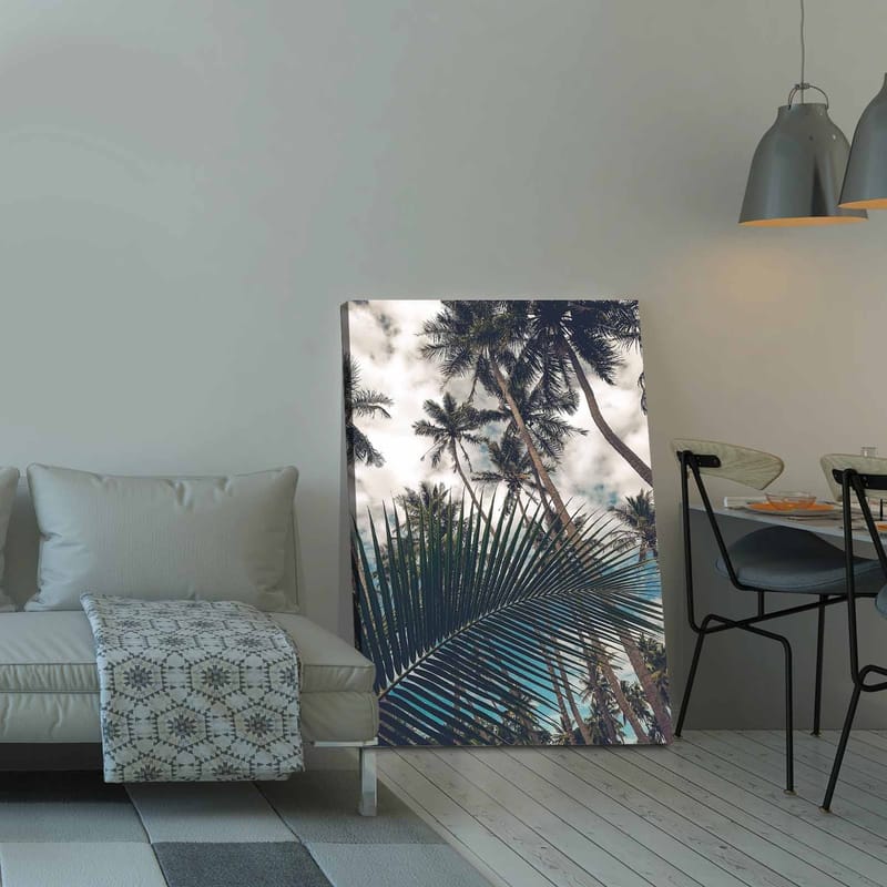 Canvas taulu 70x100 cm - Trooppinen palmulehto, jonka etualalla on suuri palmunlehti - Tummanvihreä / Vaaleanvihreä / Sininen - Sisustustuotteet - Taulu & taide - Canvas-taulu