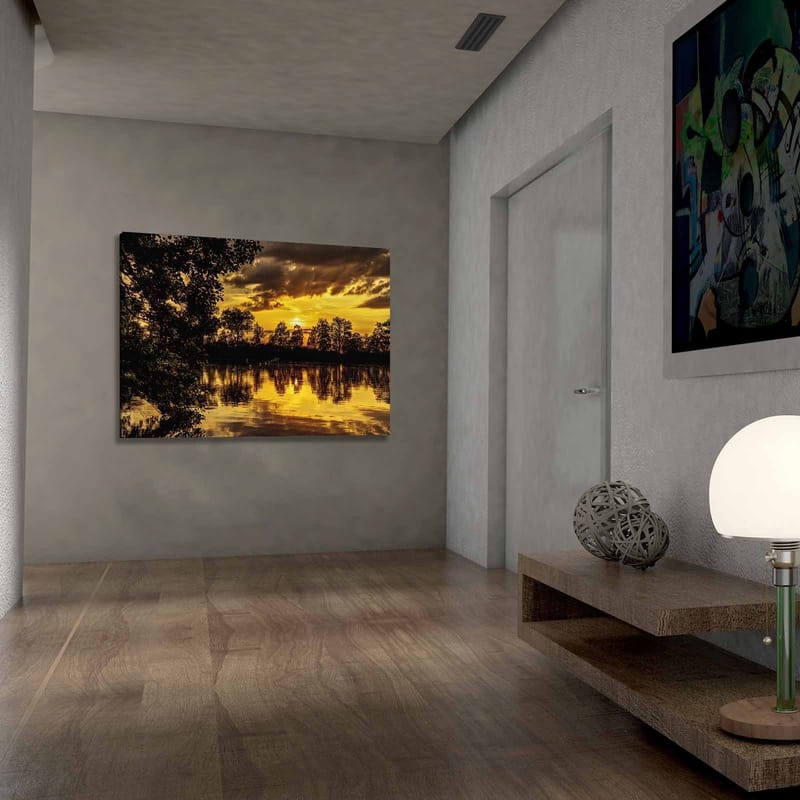 Canvas taulu 70x100 cm - Tunnelmallinen auringonlasku peilimäisen järven yllä puiden siluettien ympäröimänä - Kulta / Musta / Tummanvihreä - Sisustustuotteet - Taulu & taide - Canvas-taulu
