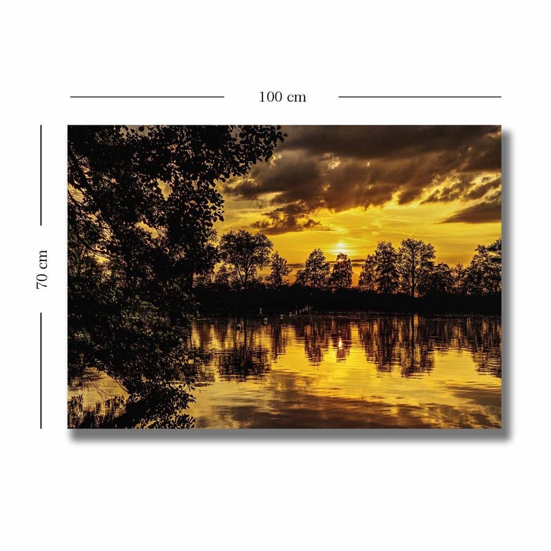 Canvas taulu 70x100 cm - Tunnelmallinen auringonlasku peilimäisen järven yllä puiden siluettien ympäröimänä - Kulta / Musta / Tummanvihreä - Sisustustuotteet - Taulu & taide - Canvas-taulu
