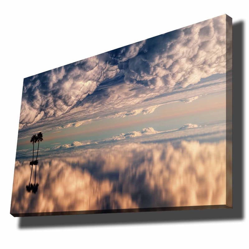 Canvas taulu 70x100 cm - Tunnelmallinen maisemamaalaus, jossa palmut heijastuvat unenomaiseen, pilvien täyttämään taivaaseen., Sininen / Beige / Valkoinen