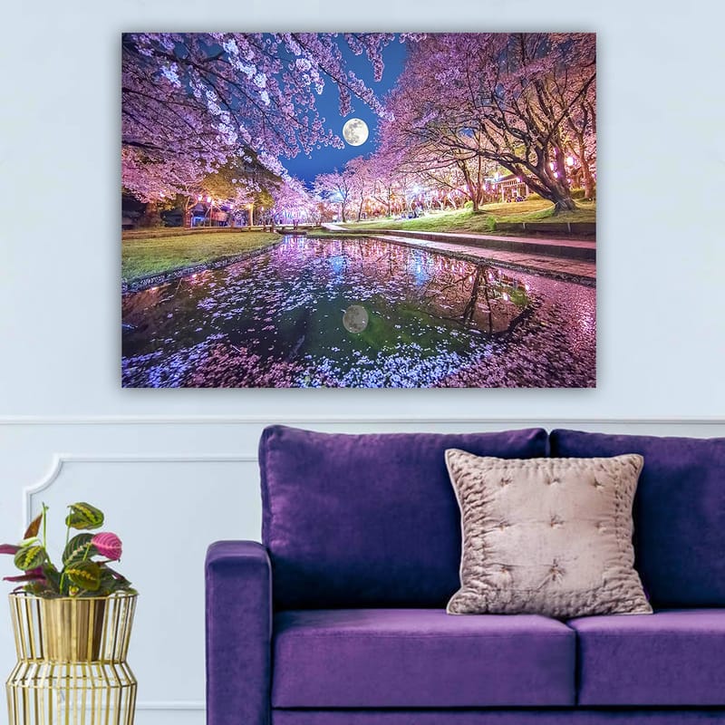 Canvas taulu 70x100 cm - Tunnelmallinen näkymä kukkivista kirsikkapuista ja tyynestä järvestä heijastuva täysikuu - Vaaleanpunainen / Sininen / Vihreä - Sisustustuotteet - Taulu & taide - Canvas-taulu