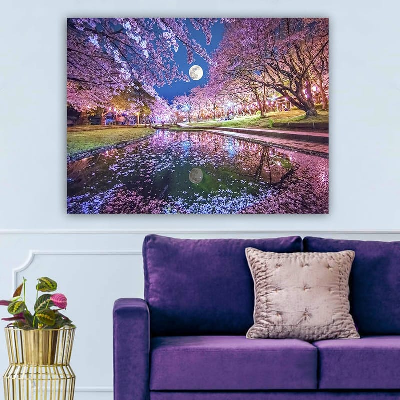 Canvas taulu 70x100 cm - Tunnelmallinen näkymä kukkivista kirsikkapuista ja tyynestä järvestä heijastuva täysikuu - Vaaleanpunainen / Sininen / Vihreä - Sisustustuotteet - Taulu & taide - Canvas-taulu