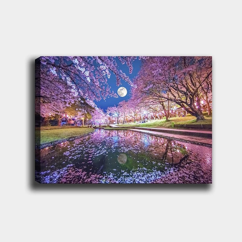 Canvas taulu 70x100 cm - Tunnelmallinen näkymä kukkivista kirsikkapuista ja tyynestä järvestä heijastuva täysikuu, Vaaleanpunainen / Sininen / Vihreä