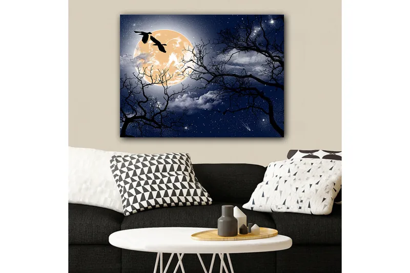 Canvas taulu 70x100 cm - Tunnelmallinen yömaisema, jossa suuri kuu ja taivaalla lentävien puiden ja lintujen siluetit, Tummansininen / Musta / Vaaleankeltainen