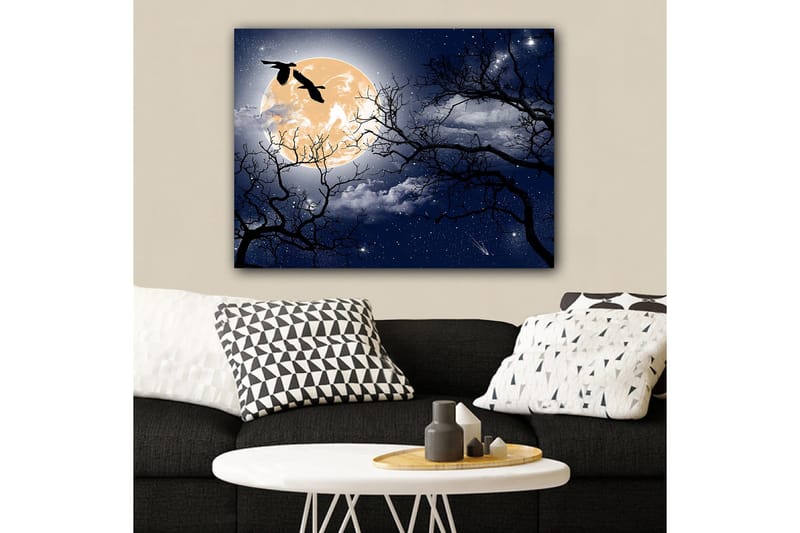 Canvas taulu 70x100 cm - Tunnelmallinen yömaisema, jossa suuri kuu ja taivaalla lentävien puiden ja lintujen siluetit, Tummansininen / Musta / Vaaleankeltainen
