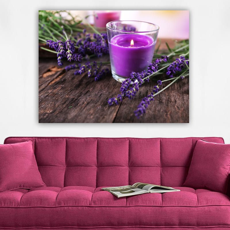 Canvas taulu 70x100 cm - Tuoksuva laventelin kukka ja violetti tuoksukynttilä lasissa - Violetti / Vihreä / Ruskea - Sisustustuotteet - Taulu & taide - Canvas-taulu