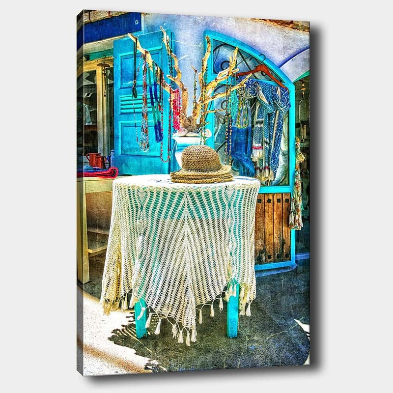 Canvas taulu 70x100 cm - Tyylikäs ja värikäs sisustusyksityiskohta, jossa hattu pöydällä, korujen ja vaatteiden ympäröimänä, Sininen / Valkoinen / Beige