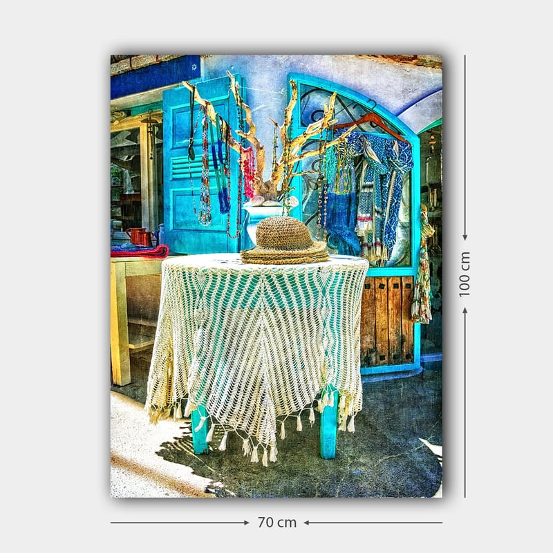 Canvas taulu 70x100 cm - Tyylikäs ja värikäs sisustusyksityiskohta, jossa hattu pöydällä, korujen ja vaatteiden ympäröimänä - Sininen / Valkoinen / Beige - Sisustustuotteet - Taulu & taide - Canvas-taulu