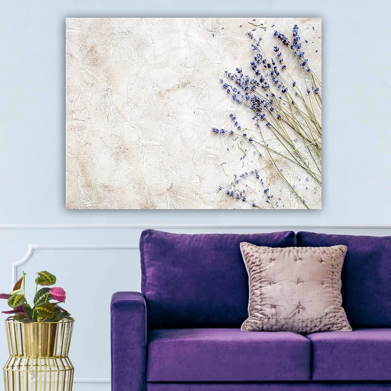 Canvas taulu 70x100 cm - Tyylikäs laventelin kukkien sommitelma vaalealla, strukturoidulla taustalla - Vaaleanvioletti / Beige - Sisustustuotteet - Taulu & taide - Canvas-taulu