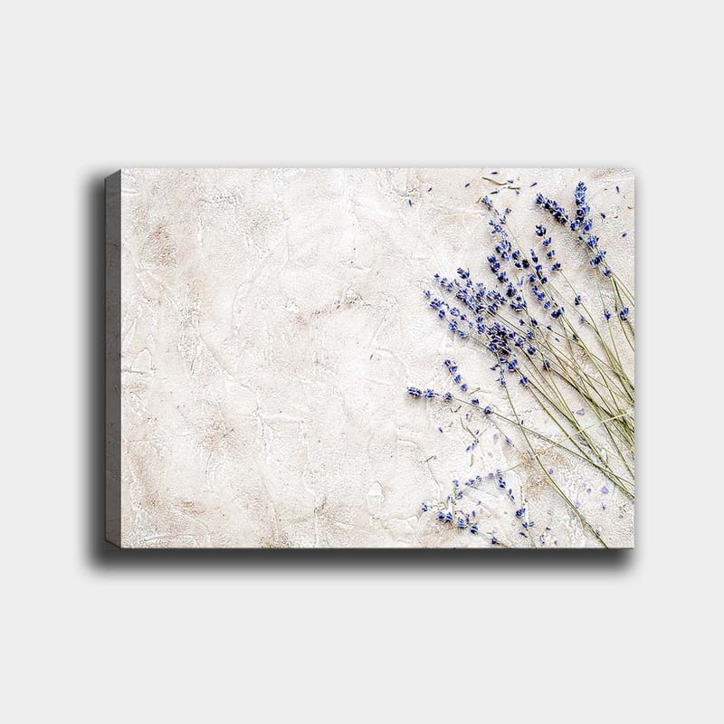 Canvas taulu 70x100 cm - Tyylikäs laventelin kukkien sommitelma vaalealla, strukturoidulla taustalla, Vaaleanvioletti / Beige