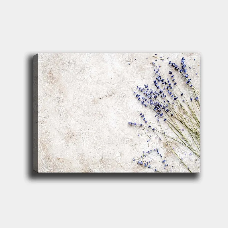 Canvas taulu 70x100 cm - Tyylikäs laventelin kukkien sommitelma vaalealla, strukturoidulla taustalla, Vaaleanvioletti / Beige