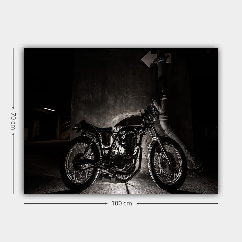 Canvas taulu 70x100 cm - Tyylikäs moottoripyörä kaupunkiympäristössä, jossa keskitytään yksityiskohtiin ja varjoihin - Musta / Harmaa - Sisustustuotteet - Taulu & taide - Canvas-taulu