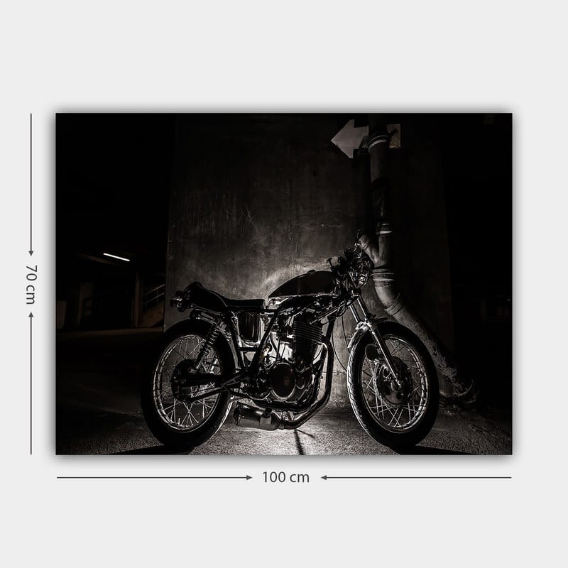 Canvas taulu 70x100 cm - Tyylikäs moottoripyörä kaupunkiympäristössä, jossa keskitytään yksityiskohtiin ja varjoihin - Musta / Harmaa - Sisustustuotteet - Taulu & taide - Canvas-taulu