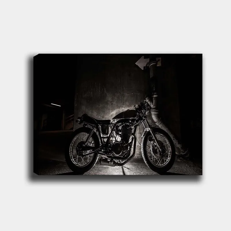Canvas taulu 70x100 cm - Tyylikäs moottoripyörä kaupunkiympäristössä, jossa keskitytään yksityiskohtiin ja varjoihin, Musta / Harmaa