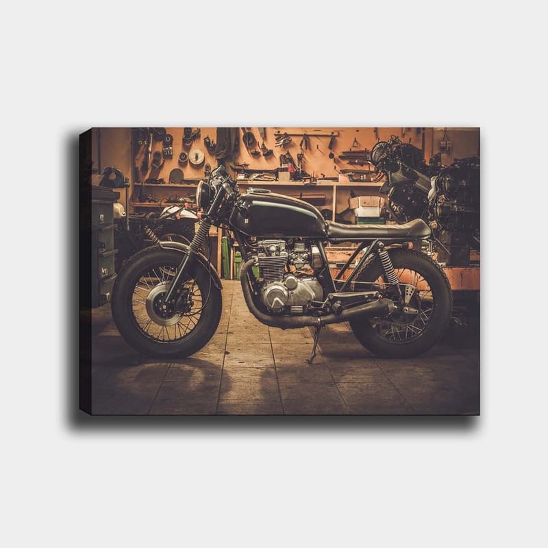 Canvas taulu 70x100 cm - Tyylikäs moottoripyörä työpajaympäristössä - Musta / Harmaa / Hopea - Sisustustuotteet - Taulu & taide - Canvas-taulu
