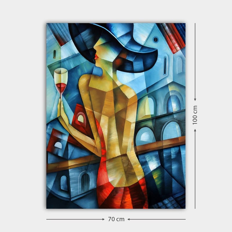 Canvas taulu 70x100 cm - Tyylikäs nainen viinilasi kädessään, yllään punainen mekko ja suuri hattu, seisoo tyylitellyn kaupunkitaustan edessä - Sininen / Punainen / Beige - Sisustustuotteet - Taulu & taide - Canvas-taulu