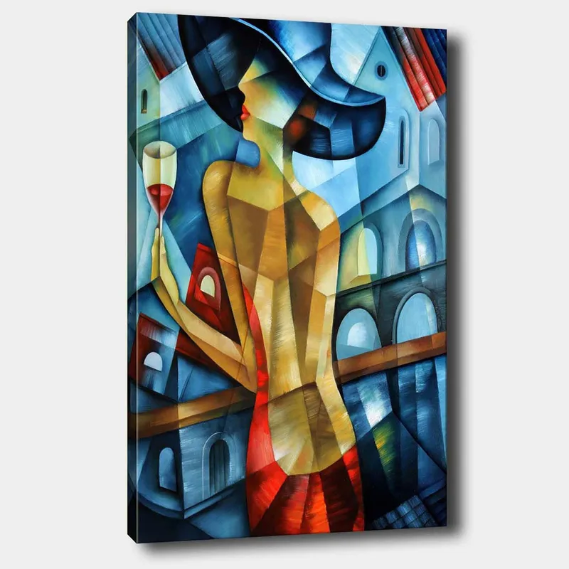 Canvas taulu 70x100 cm - Tyylikäs nainen viinilasi kädessään, yllään punainen mekko ja suuri hattu, seisoo tyylitellyn kaupunkitaustan edessä, Sininen / Punainen / Beige