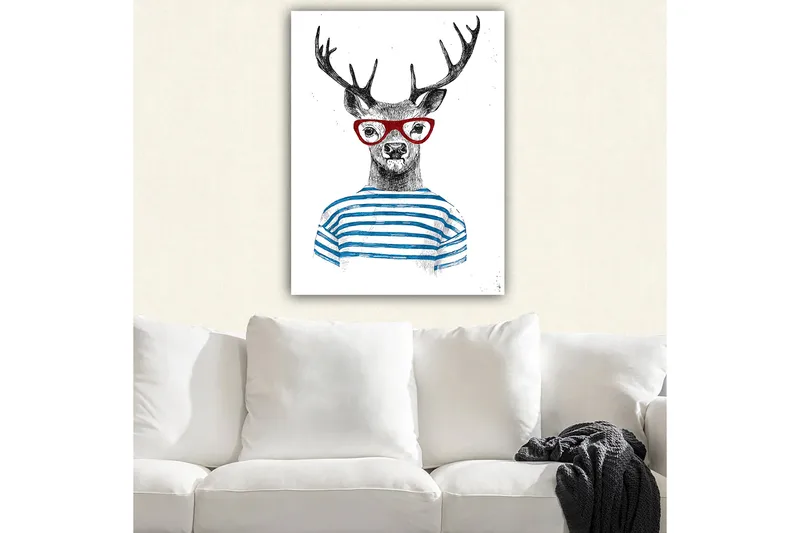 Canvas taulu 70x100 cm - Tyylitelty hirvi silmälaseineen ja raidallinen neulepusero - Musta / Punainen / Sininen - Sisustustuotteet - Taulu & taide - Canvas-taulu