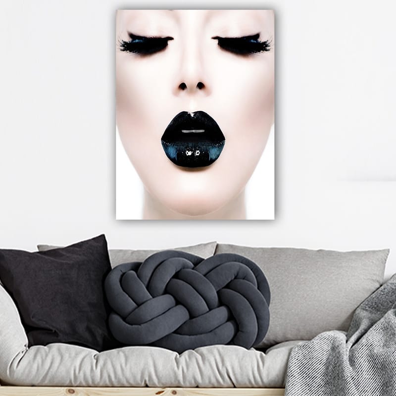 Canvas taulu 70x100 cm - Tyylitelty kasvokuva, jossa keskitytään mustalla huulipunalla ja dramaattisilla ripsillä varustettuun henkilöön - Musta / Valkoinen / Harmaa - Sisustustuotteet - Taulu & taide - Canvas-taulu