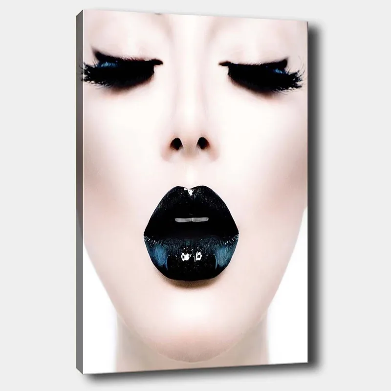 Canvas taulu 70x100 cm - Tyylitelty kasvokuva, jossa keskitytään mustalla huulipunalla ja dramaattisilla ripsillä varustettuun henkilöön, Musta / Valkoinen / Harmaa