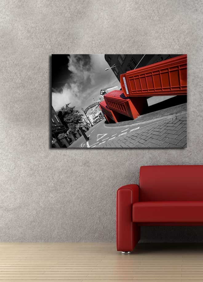 Canvas taulu 70x100 cm - Tyylitelty kuva punaisista puhelinkopeista mustavalkoisessa kaupunkikuvassa - Punainen / Musta - Sisustustuotteet - Taulu & taide - Canvas-taulu