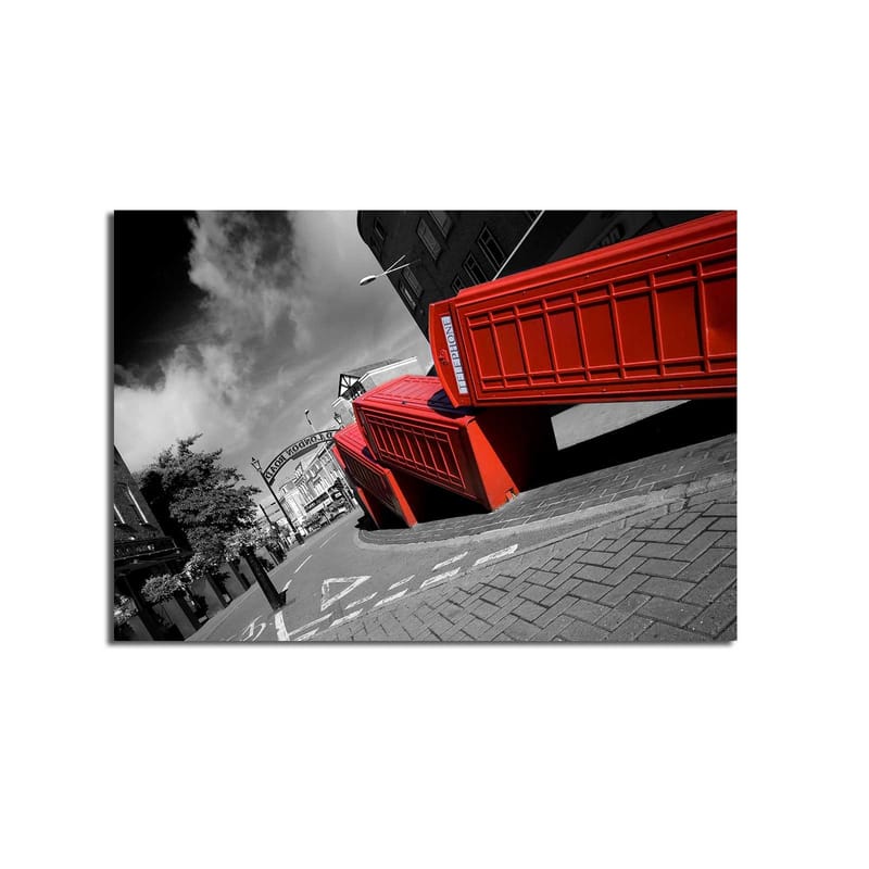 Canvas taulu 70x100 cm - Tyylitelty kuva punaisista puhelinkopeista mustavalkoisessa kaupunkikuvassa - Punainen / Musta - Sisustustuotteet - Taulu & taide - Canvas-taulu