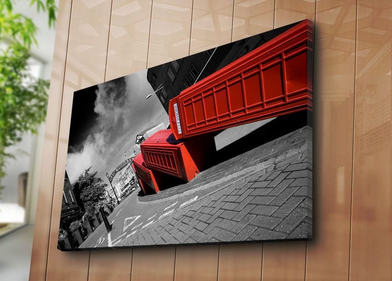 Canvas taulu 70x100 cm - Tyylitelty kuva punaisista puhelinkopeista mustavalkoisessa kaupunkikuvassa - Punainen / Musta - Sisustustuotteet - Taulu & taide - Canvas-taulu