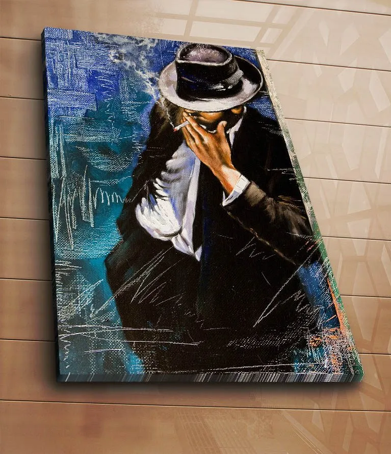 Canvas taulu 70x100 cm - Tyylitelty mies puvussa polttamassa savuketta, salaperäinen ja nostalginen tunnelma - Tummansininen / Musta / Valkoinen - Sisustustuotteet - Taulu & taide - Canvas-taulu