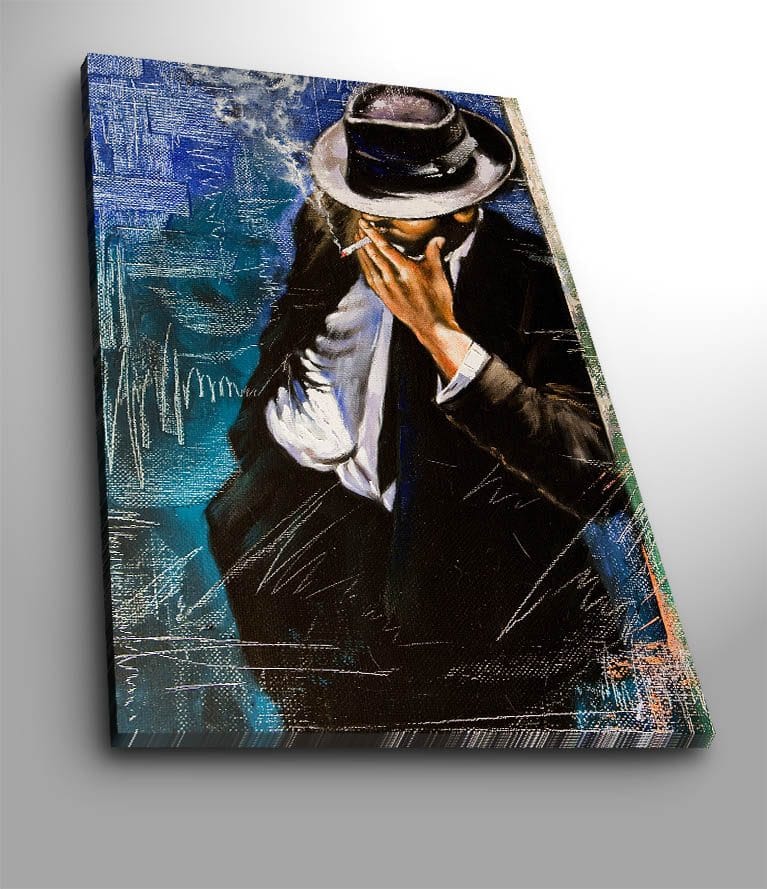 Canvas taulu 70x100 cm - Tyylitelty mies puvussa polttamassa savuketta, salaperäinen ja nostalginen tunnelma, Tummansininen / Musta / Valkoinen